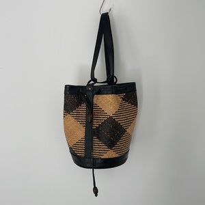 Vintage straw geo bucket back shoulder strap wooden beads inner zip pocket